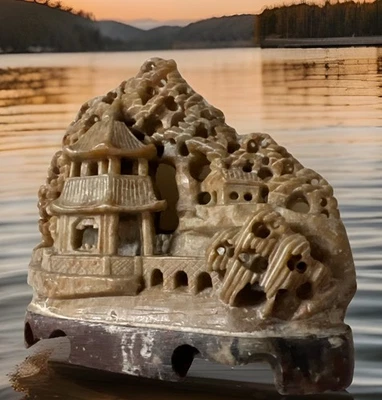 Hermosa estatuilla antigua vintage china tallada en piedra de jabón pueblo de montaña usada en excelente estado Foto 1 de 4
