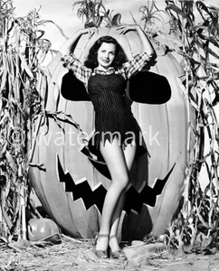 Pin-up vintage de Halloween de los años 50 - reimpresión de foto de actriz de Hollywood 8x10 - Imagen 1 de 1