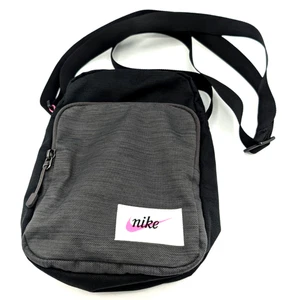 Borsa a tracolla/tracolla Nike grigio ardesia, nero e rosa 9" - 3 tasche con cerniera - Foto 1 di 5