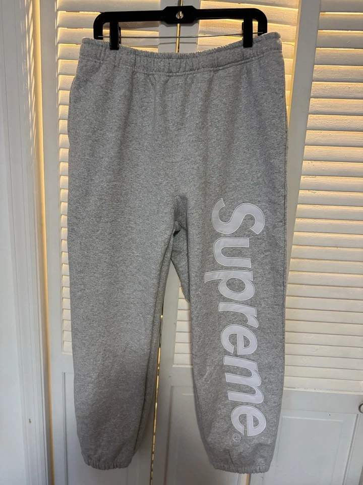 Pantalones deportivos Supreme grises y blancos para hombre talla XL nuevos Foto 1 de 3