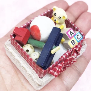 Maßstab 1:12 Puppenhaus Miniatur Bär Spielzeug Box Kinderzimmer Dekor Zubehör - Bild 1 von 3