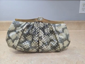 Cartera de piel de serpiente Judith Leiber glamour vintage gris y marfil escamas con cadena - Imagen 1 de 11