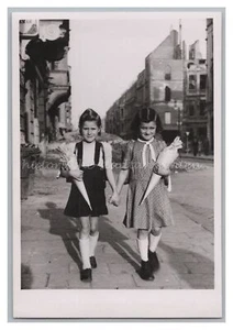 Zwei Mädchen mit kl. Schultüten im Nachkriegs-Deutschland vmtl. Berlin Foto 1948 - Picture 1 of 2