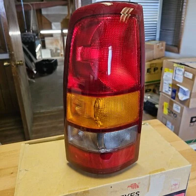 Nueva lámpara trasera lateral del pasajero GMC Sierra Fleetside 1999-03 OEM19169017 Foto 1 de 4