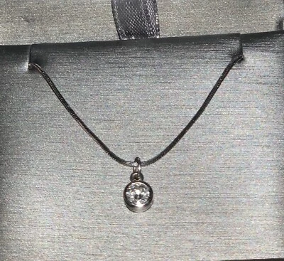 Collar de diamantes de 0,32 quilates envuelto en oro blanco de 14 quilates con cadena de oro blanco de 14 quilates  Foto 1 de 2