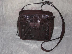 Borsa a mano Simply Vera Wang nuova con etichetta finta pelle di serpente bordeaux tracolla #AS21 - Foto 1 di 5
