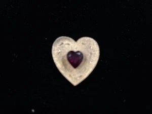 Broche Corazón Joya Roja JJ Jonette Vintage Tono Dorado Metal Grabado - Imagen 1 de 3
