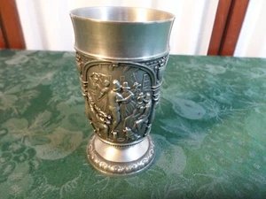 Hermosa mini copa/taza vintage Ka-e5 peltre en relieve de taberna/escenas del medio mal - Imagen 1 de 9
