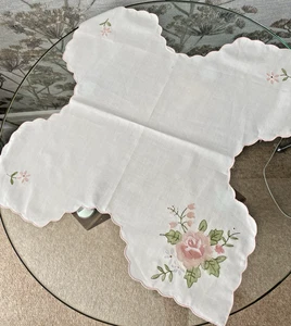 VINTAGE WHITE POLYESTER BREAD BASKET SECTIONED LINER CLOTH  ~FLORAL EMBROIDERY - Picture 1 of 2