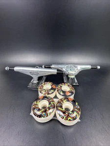 Tensor: Zered Bassett Tour Skateboard Trucks und Blind Wheels - Bild 1 von 5