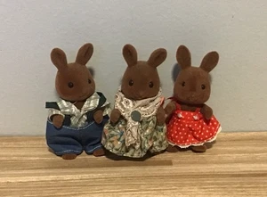 Vintage Sylvanian Families Calico Critters Wildwood Kaninchen Smokey, Flora, Stechpalme - Bild 1 von 3