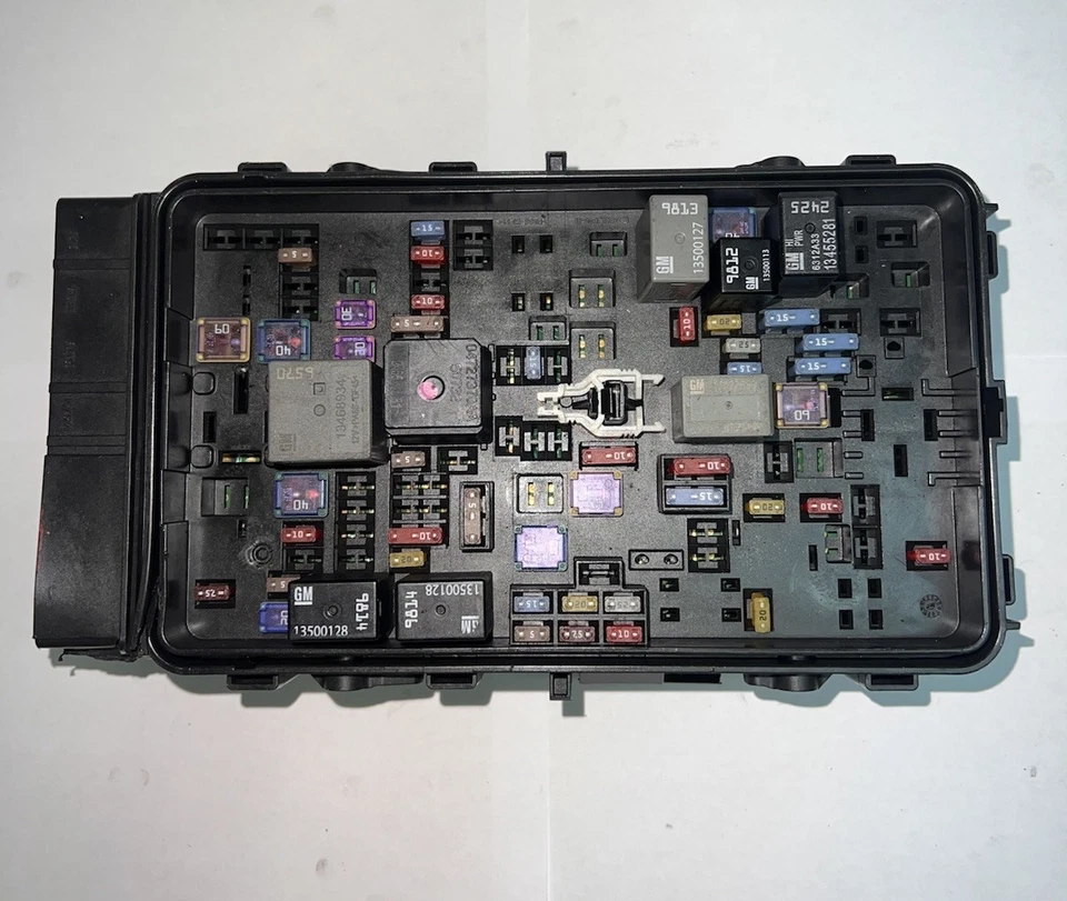 2017 CHEVROLET MALIBU UNDER HOOD ENGINE FUSE RELAY BOX 84144636 - Image 1 of 2