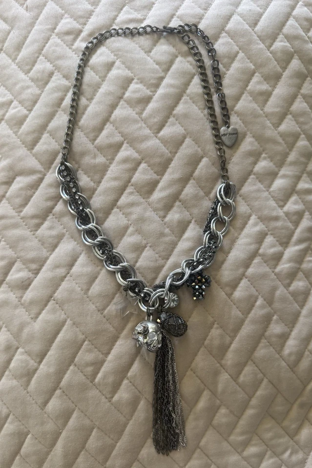 Collar de colección Betsey Johnson Grueso Calavera Dije, Plata Oscura, Ajustable Foto 1 de 4