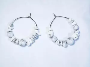 Pendientes de aro de plata con cuentas Howlita blanca "PIEDRA BLANCA" Cynthia Lynn - Imagen 1 de 1