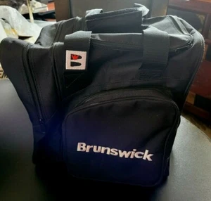 Bolsa de boliche suave individual Brunswick con correa; NEGRA; 3 secciones; 12""H x 13""L x 10""W - Imagen 1 de 12