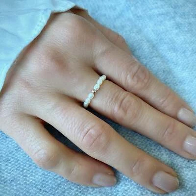 Anillo elástico de perlas de agua dulce con cuentas rellenas de oro de 14kt Foto 1 de 4