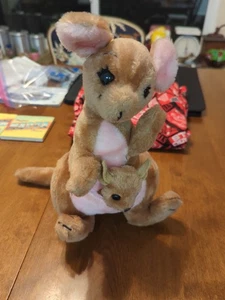 Peluche vintage HTF Walt Disney Productions Kanga & Roo 12" - Foto 1 di 17
