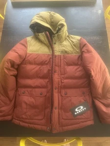 Neu mit Etikett Oakley Drifter Daunenjacke für Herren Fired Brick Größe Herren Medium Ski Snowboard - Bild 1 von 13