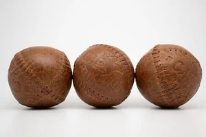 Handgefertigte Jonglierbälle aus Leder im Used-Look – 6,3 cm, 100 g Lederbälle - Bild 1 von 8