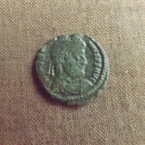 VALENTINIANUS - GLORIA ROMANORVM  - Photo 1/2