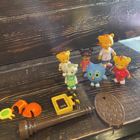 Daniel Tiger's Neighborhood  for Deluxe Electronic Trolley  6 Figures +  pcs Cover