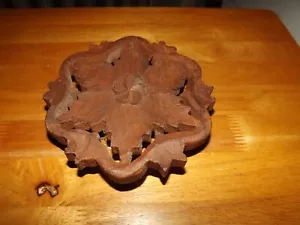 HOLZ GESCHNITZTER BLUMENUNTERSETZER ODER WANDBEHANG KEINE MARKIERUNGEN 6" QUER - Bild 1 von 2