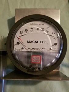 Dwyer 2025 Magnehelic Differential Pressure Gauge, 0 to 25  - Picture 1 of 9