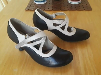 JOHN FLUEVOG BELLEVUES: ZAPATOS MARY JANE ENTRECRUZADOS PEARL HART 9,5 ZAPATOS DE SALÓN TACONES Foto 1 de 2