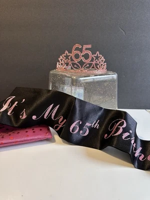 Tiara rosa con joyas 65 cumpleaños y faja negra con bolsa de regalo Foto 1 de 4