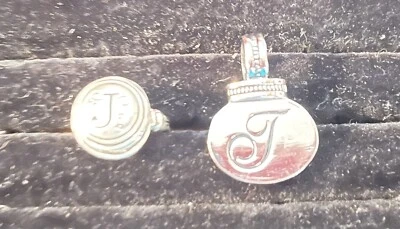 Anello e ciondolo tono argento con iniziale lettera J. Vintage. - Immagine 1 di 4