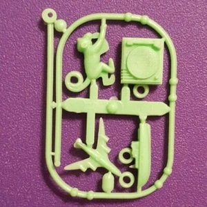Mini bracciale charm anni 60 messo insieme VINTAGE CRACKER JACK PRIZE scimmia, jet - Foto 1 di 4