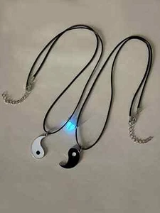 2pcs Couple Yin Yang Pattern Glow In The Dark Love Magnetic PU Chain Charm - Picture 1 of 8