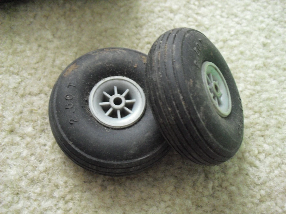 Lote de 2 neumáticos de goma usados para coche RC Plane Du Bro 2.5T de 2 1/2" de ancho Foto 1 de 1