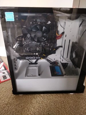 PC Gaming Skytech Archangel (500GB SSD, AMD Ryzen 5 3600, 3.6GHz, 16GB RAM). Foto 1 de 4