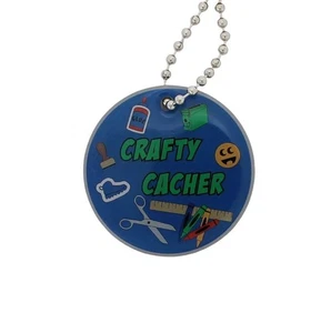 Crafty Cacher Geocaching  Traveltag Trackable Nummer mit kleiner Kette - Bild 1 von 1