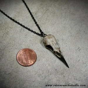 Knochen Geschenk Super-Mini Rabenschädel Halskette (1,5" winzig) Knochenschmuck Harz Totenkopf - Bild 1 von 2