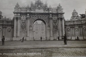 RPPC L'Entree d'Honneur du Palais Dolma-Bagtche Istanbul Postkarte - Bild 1 von 4