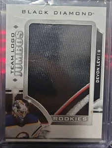 DEVON LEVI 23-24 UD Black Diamond ROOKIES TEAM LOGO JUMBOS PARCHE #RTL-DL - Imagen 1 de 2