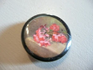 broche vintage en plastique à décors de miniature - Imagen 1 de 4