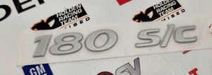 NOS HSV VT & VX S1 XU6 '180 S/C Boot Lid Badge - Genuine SUPERCHARGED 3.8L L67 - Imagen 1 de 1