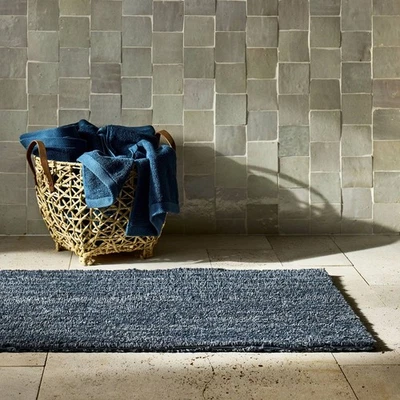 Alfombra de baño reversible 24"x40" orgánica melange azul mineral oscuro - Casaluna Foto 1 de 4