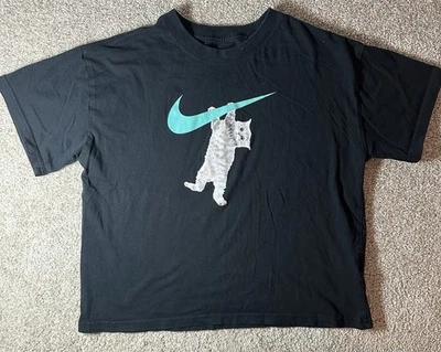 Nike Sportswear Big Girl Graphic Boxy Kitty Shirt Black With Logo Size XL - Image 1 of 4