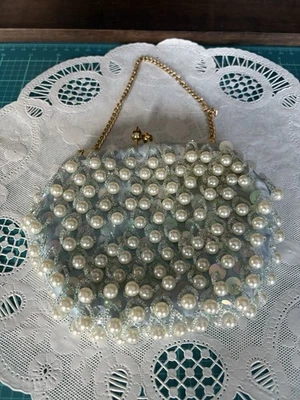Cartera clutch de noche vintage ~ imitación blanco perlas lentejuelas en azul pálido satinado Foto 1 de 3