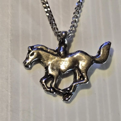 CABALLO CORRIENDO SALVAJE Peltre Colgante Dije/18"-24" COLLAR CADENA ACERA INOXIDABLE Foto 1 de 4
