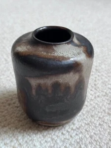Dunkelbraune Studiokeramik Vase Höhe 10 cm Durchmesser 11 cm von Kuch, Geschenk - Bild 1 von 5