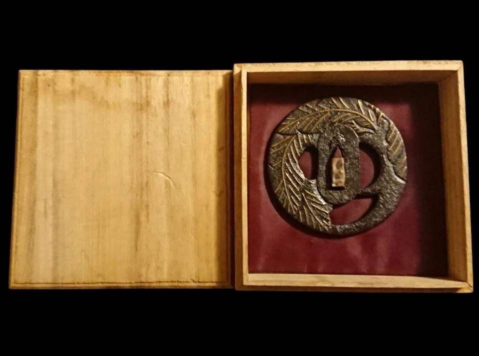 Espada Samurai Dragón Tsuba Antigua Japonesa de Hierro Era Edo con Caja de Madera Foto 1 de 4