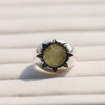 Anillos de piedras preciosas de moldavita de la República Checa, anillo de piedras preciosas en bruto de plata de ley 925 Foto 1 de 3