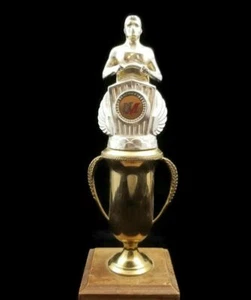 Trofeo superior de metal UM Reggata de colección 11 1/4 pulgadas de alto placa base de madera Rmvd yate - Imagen 1 de 9