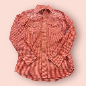 Camisa de Colección SEARS Western Wear Para Hombre Talla 15.5-34 Rojo Cuadros Perla-A Presión Occidental - Imagen 1 de 8