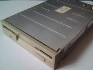 3,5 Zoll internes Diskettenlaufwerk Toshiba ND-3561GR beige Abdeckplatte - Bild 1 von 4